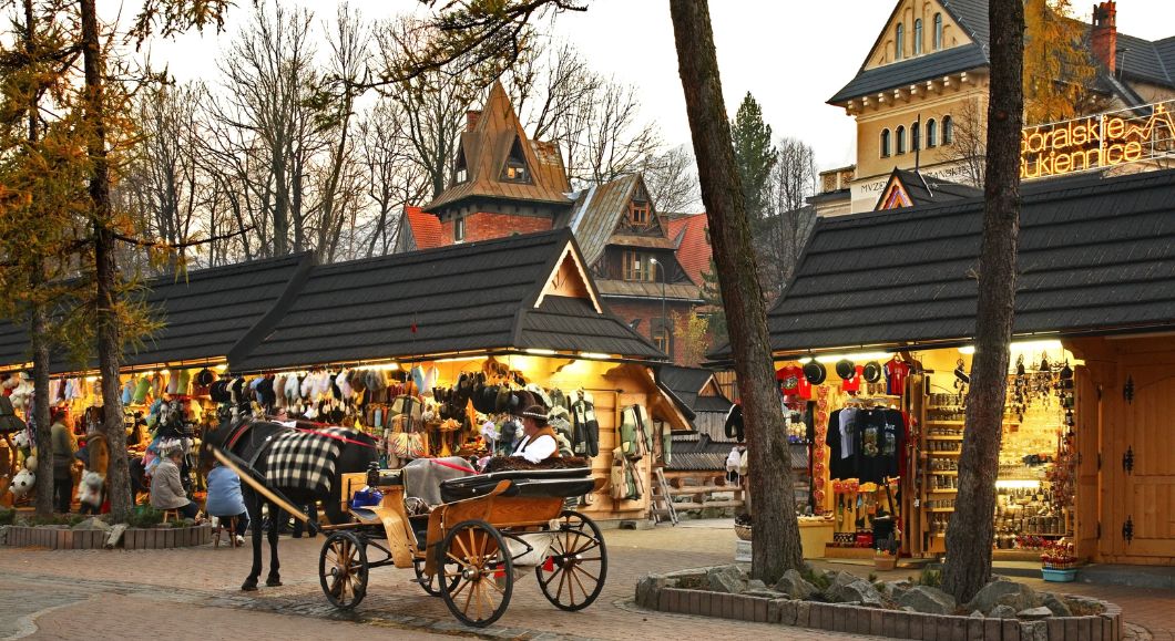 Krupówki Street in Zakopane with horse carriage and souvenir stalls